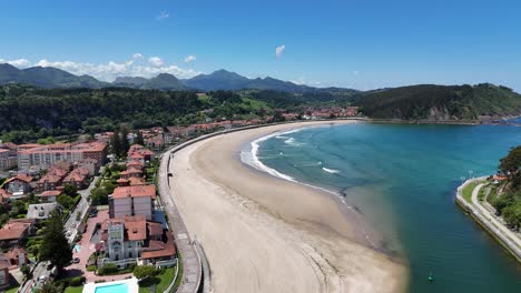 Ribadesella-Strand-Badeort-Asturien-Spanien-Sommer-Drohne,-Luftaufnahme