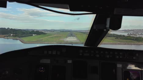 Un-Aterrizaje-En-Tiempo-Real-En-El-Aeropuerto-Costero-De-Santander,-En-España,-Visto-Por-Los-Pilotos-Desde-La-Cabina.