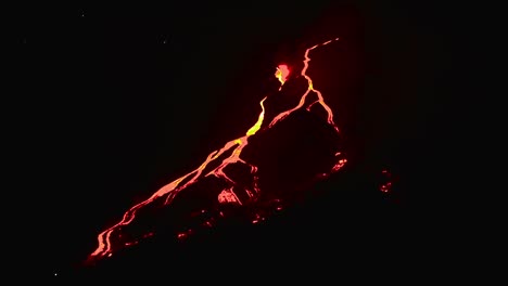 Neugeborener-Krater-Und-Vulkanischer-Lavastrom-In-Der-Nacht-Von-Einem-Aktiven-Ausbruch-Mit-Einem-Strom-Glühender,-Roter-Lava-Von-Einem-Aktiven-Vulkanausbruch-Des-Vulkans-Pacaya-In-Guatemala