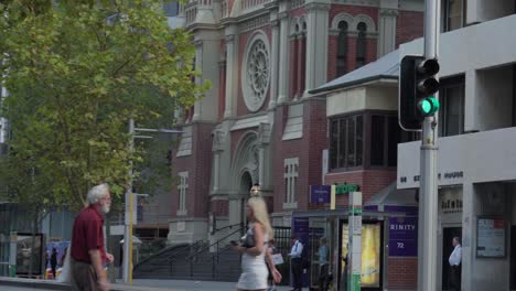 People-crossing-on-Barrack-Street,-Trinity-Unity-Church-at-background