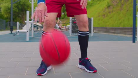 Viejo-Deportista-Abuelo-Atleta-Jugando,-Practicando-Dribbling-Con-Pelota-En-La-Cancha-De-Baloncesto