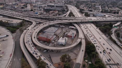 Vista-Aérea-De-La-Intersección-De-Autopistas-Y-Autopistas-En-Las-Afueras-Del-Centro-De-Los-Ángeles,-California,-EE.-UU.