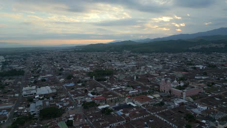 Vista-Aérea-De-Buga-Dolly-Hacia-Adelante-Al-Amanecer