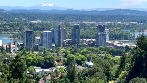 Portland,-Oregon-aerial-tram-arriving-at-station