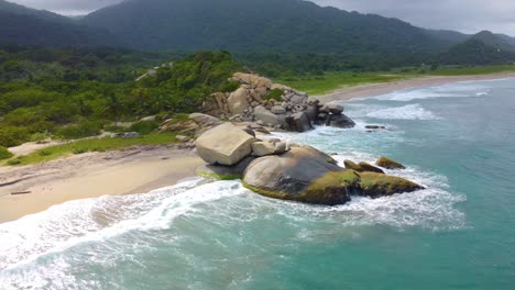 Orbit-Aufnahme-Von-Felsen-An-Der-Küste-In-Santa-Marta,-Kolumbien