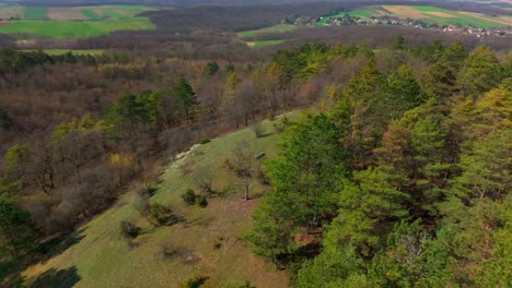 Paisaje-Verde-Y-Montañoso-En-Primavera:-Fotografía-Aérea-Con-Dron