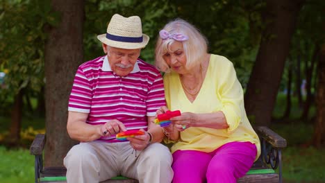 Senior-Elegante-Pareja-Abuela-Abuelo-Apretando-Antiestrés-Push-Pop-It-Popular-Juego-De-Juguete