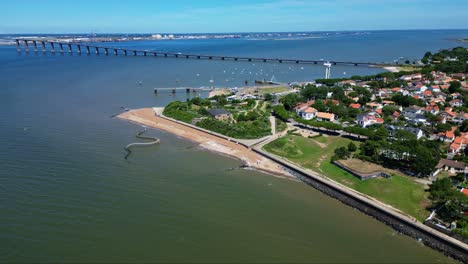 Vista-Aérea-A-Gran-Altitud-Sobre-La-Playa-Del-Puerto-De-Saint-Brevin-les-Pins,-Francia