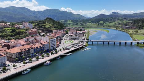 Waterfront-Ribadesella-Badeort-Asturien-Spanien-Drohne,-Luft