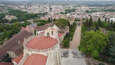 Castillo-Medieval-Con-Monasterio-E-Iglesia-En-Una-Colina-Con-Vistas-A-Tomar,-Portugal