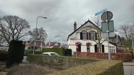 Blick-Auf-Ein-Luxuriöses-Haus-Im-Charmanten-Dorf-Oosterbeek,-Gelderland