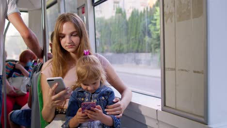 Kind,-Mädchen-Und-Mutter-Chatten-Mit-Dem-Handy-In-Sozialen-Medien-In-überfüllter-Straßenbahn,-Bus-Oder-Bahn