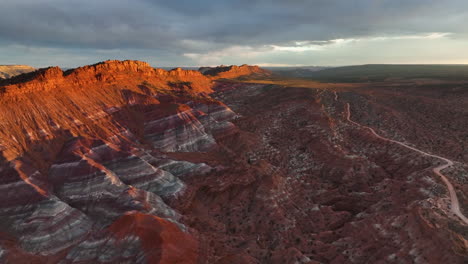 Montañas-De-Arenisca-De-Colores-En-Utah,-Estados-Unidos:-Fotografía-Aérea-Con-Dron