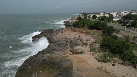 Volando-Sobre-La-Costa-De-Santo-Domingo-Inmediatamente-Después-Del-Huracán-Beryl,-República-Dominicana