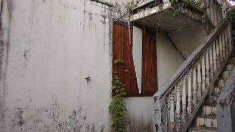 Pared-Exterior-Sucia-Y-Escalera-De-La-Estructura-De-Una-Casa-Antigua