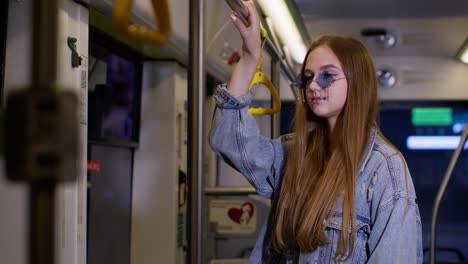 Mujer-Joven-Cansada-Y-Deprimida,-Elegante,-Se-Queda-Sola-En-El-Transporte-En-Autobús-Después-De-Un-Duro-Día-De-Trabajo,-Se-Queda-Dormida