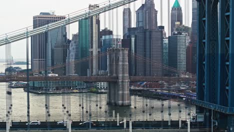 Drohne-LKW-Schwenkansicht-Blick-Auf-Brooklyn-Bridge-Hinter-Kabelstützen-Der-Manhattan-Bridge