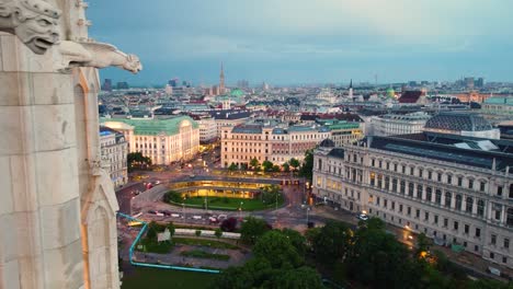 Vista-Aérea-De-La-Aterradora-Gárgola-Del-Centro-De-La-Ciudad-De-Viena-Al-Atardecer