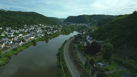 Volando-Hacia-Adelante-Con-Un-Dron-Sobre-El-Mosela,-Un-Hermoso-Río-En-Alemania