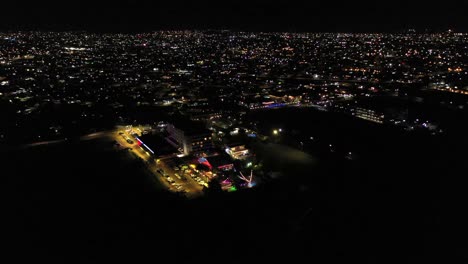 Vista-Aérea:-Vida-Nocturna-En-El-Hotel-Marriott-Y-El-Casino-Riviera-En-Diciembre,-Luces-De-La-Casa-De-Fondo