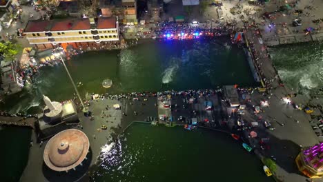 Vista-Aérea-Del-Ramkund-De-Nashik-Durante-El-Sandhya-Aarti-En-Las-Orillas-Del-Río-Godavari,-Un-Lugar-De-Peregrinación-Hindú-En-Maharashtra,-India,-4k