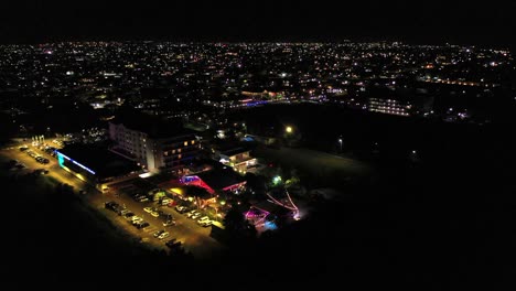 Vista-Aérea:-Vida-Nocturna-En-El-Hotel-Marriott-Y-El-Casino-Riviera-En-Diciembre,-Luces-De-Fondo