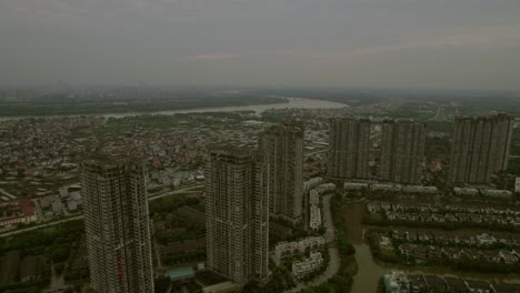 Luftaufnahme-Der-Skyline-Der-Stadt-Hanoi-Und-Des-Roten-Flusses-In-Vietnam