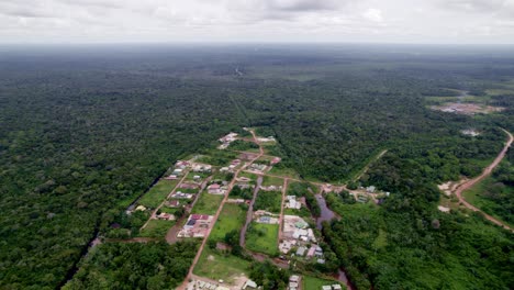 Luftaufnahme:-Kleines-Ländliches-Dorf-Im-Amazonas-Dschungel,-Mit-Unbefestigten-Straßen