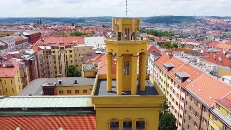 Blick-Von-Der-Spitze-Der-Stadt-Prag-In-Der-Nähe-Des-Turms-Mit-Mehreren-Antennen