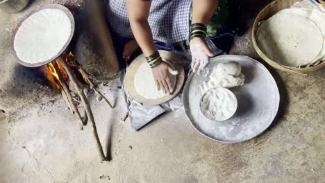 Frau-Formt-Den-Bhakri-Teig-Mit-Hilfe-Ihrer-Hände,-Indem-Sie-Ihn-Dreht,-Maharashtra,-Indien,-4k