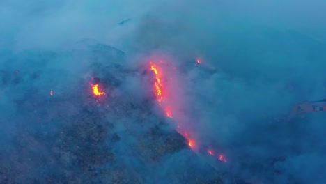 Drohne-Umkreist-Einen-Bagger-Inmitten-Von-Rauch-Und-Versucht,-Einen-Waldbrand-Zu-Löschen