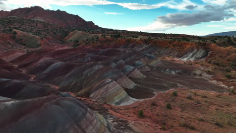 Bentonit-Hügel,-Rainbow-Mountains-In-Utah,-USA-–-Luftaufnahme-Einer-Drohne