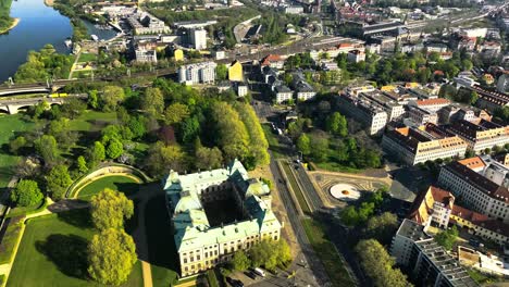 Vista-Aérea-Con-Dron-De-Dresde-Del-Casco-Antiguo-Y-El-Palacio-Japonés,-Palacio-Japonés