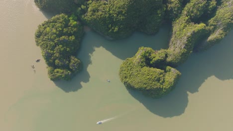 4K-Luftaufnahmen-Einer-Thailändischen-Bucht-Mit-Longtail-Booten-Per-Drohne