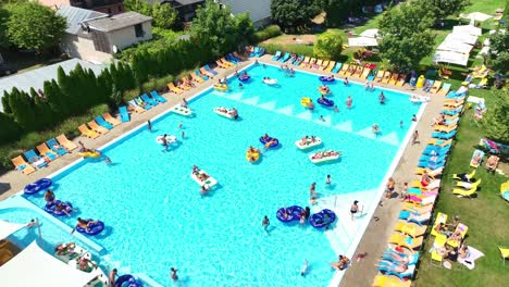 Luftaufnahme-Des-Aquaparks-Mit-Pool-Hinter-Einem-Baum