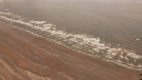 Rollende-Wellen-Bewölkter-Tag-St-Andrews-Strand