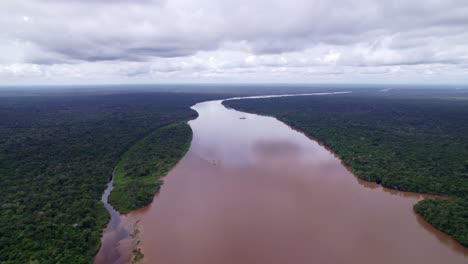 Vista-Aérea:-Gran-Río-Surinam-Con-Curvas-Que-Atraviesa-La-Espesa-Selva-Amazónica