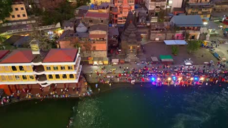 Vista-Aérea-De-Godavari-Aarti,-Sacerdote-Realizando-El-Aarti-Vespertino-Del-Río-Godavari-En-Los-Rituales-Hindúes-De-Ramkund-Sanatan,-Nashik,-Maharashtra,-India,-4k