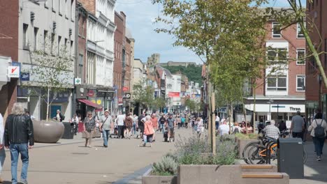 Aufnahmen-Der-Hauptstraße-Von-Scarborough-Mit-Schloss,-North-Yorkshire-An-Einem-Sommertag-An-Einem-Geschäftigen-Wochenende-Mit-Familien,-Die-Den-Englischen-Badeort-An-Der-Küste-Genießen