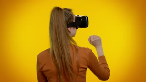 Mädchen-Nutzt-Virtual-Reality-Futuristische-Technologie-VR-Headset-Helm,-Um-Simulation-3D-Videospiel-Zu-Spielen