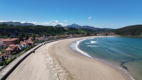 Playa-De-Ribadesella,-Balneario,-Asturias,-España,-Drone,-Vista-Aérea