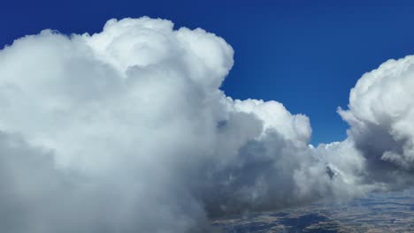 Piloten-POV-In-Einem-Echtzeit-Flug-Durch-Einen-Tiefblauen-Himmel-Mit-Einigen-Weißen-Cumulus-Wolken