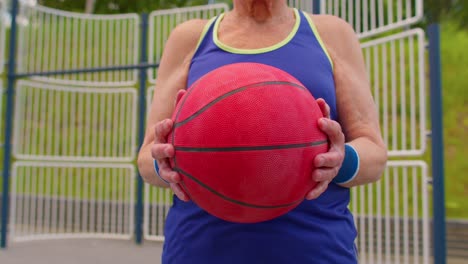 Älterer-Alter-Mann,-Großvater,-Sportler,-Der-Im-Freien-Auf-Dem-Basketballplatz-Mit-Ball-Spielt