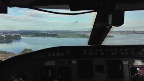 Aproximación-En-Tiempo-Real-A-La-Pista-29-Del-Aeropuerto-De-Santander,-España,-Tomada-Desde-El-Interior-De-La-Cabina-Del-Piloto