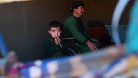 Un-Niño-Afgano-Pobre-Con-Su-Padre,-Un-Niño-Pequeño-Con-Expresión-Triste.