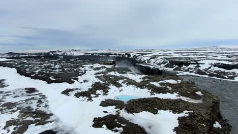 Islands-Dettifoss-Mit-Blick-Auf-Das-Wasser-Mit-Dampf-Und-Landschaft