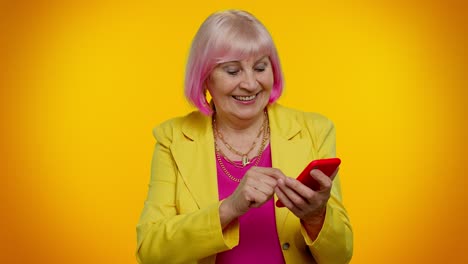 Senior-old-granny-woman-using-mobile-phone-typing-new-post,-sms-message,-browsing,-social-networks