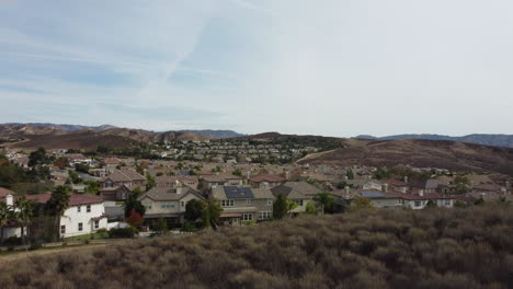 Vista-Aérea-De-Un-Pequeño-Pueblo-De-Los-Suburbios-De-California