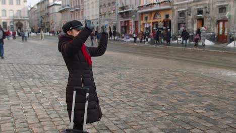 Lesbisches-Touristenpaar-Trifft-Sich-Nach-Langer-Trennung,-Zwei-Frauen-Laufen-In-Der-Stadt-Aufeinander