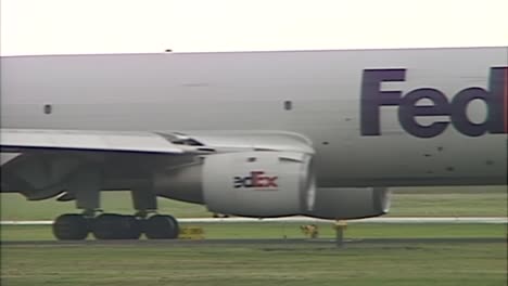 OLD-FED-EX-4011-CARGO-PLANE-TAXIING